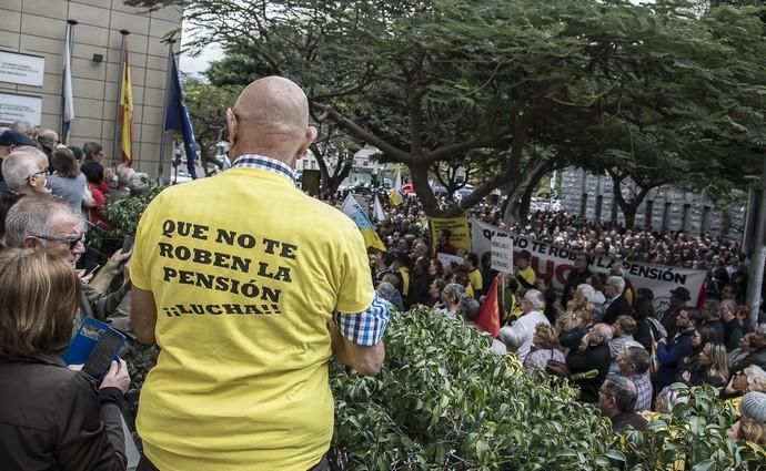 manifestación de jubilados frente a la gestoria ...