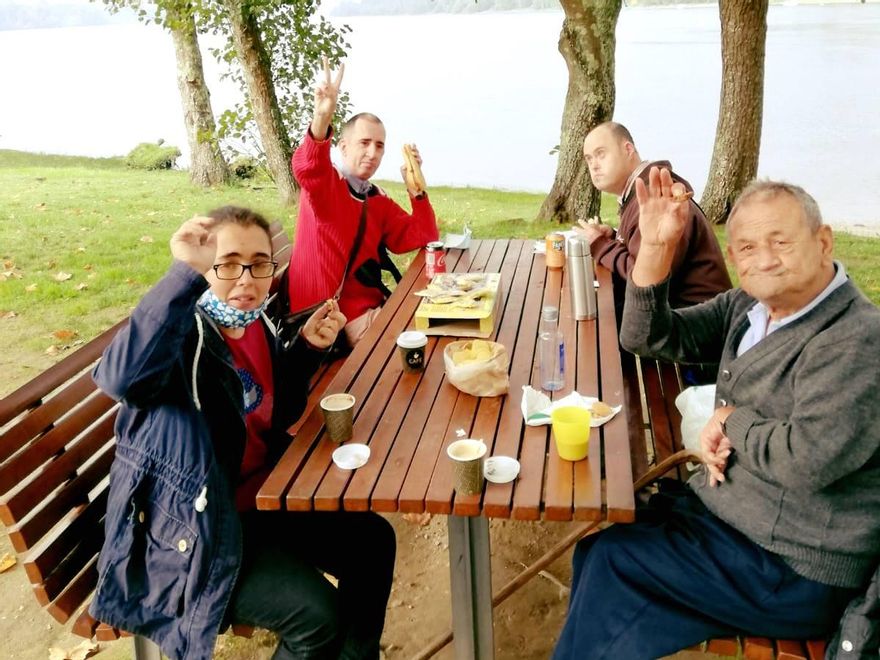 Usuarios del Centro San Xerome de A Guarda, de picnic