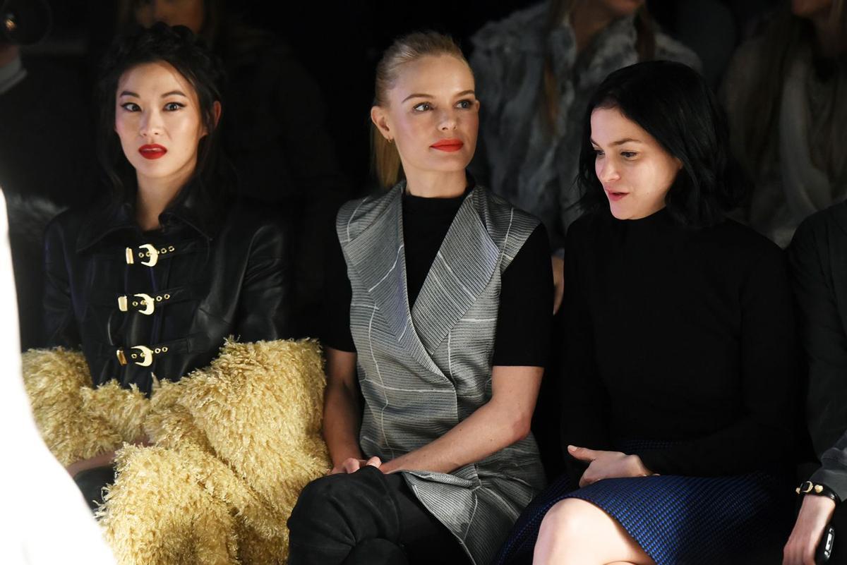 Arden Chow, Kate Bosworth y Leigh Lezark en el desfile Noon By Noor en Nueva York