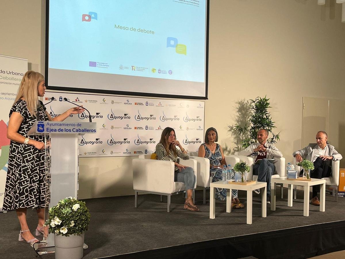 La jornada celebrada en Ejea contó con la participación de Amaya Pardo, arquitecta de Nasuvinsa; Lidia Díaz, presidenta de la Asociación Española Contra la Despoblación; Javier Ruiz, técnico de emprendimiento en la Sierra de la Demanda de Burgos, y José Ramón Bergasa, arquitecto del Ayuntamiento de Alfaro.