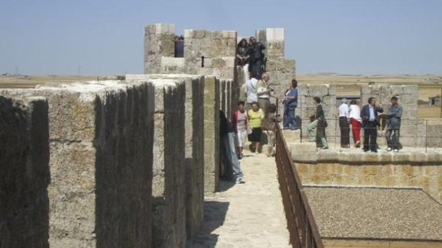 Visitantes recorren el Castillo de Villalonso.