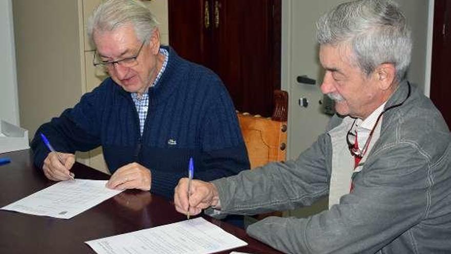 Bello Maneiro y Casal Porto firman el documento de cesión. // Faro