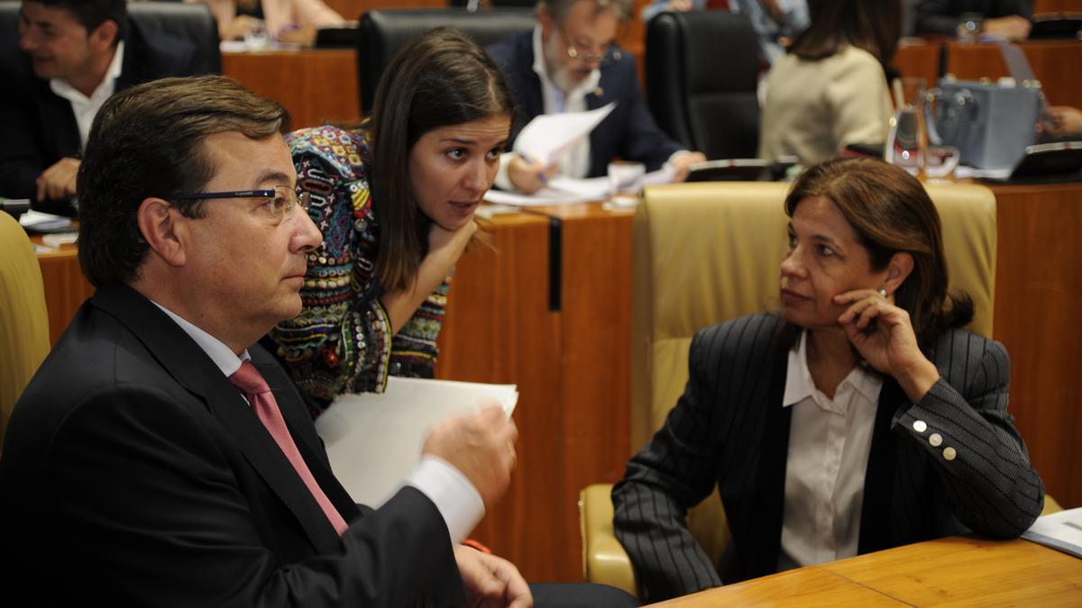 Guillermo Fernández Vara, Gil Rosiña y Pilar Blanco-Morales en un pleno de la Asamblea de Extremadura