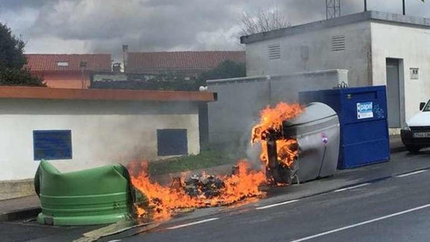 Los tres contenedores que ardieron ayer en Canide.