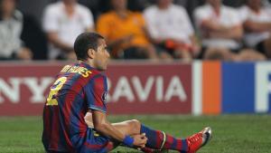 La Audiencia de Barcelona deja en libertad a Dani Alves con una fianza de un millón de euros. Imagen del jugador en 2009 en un partido del FC Barça.