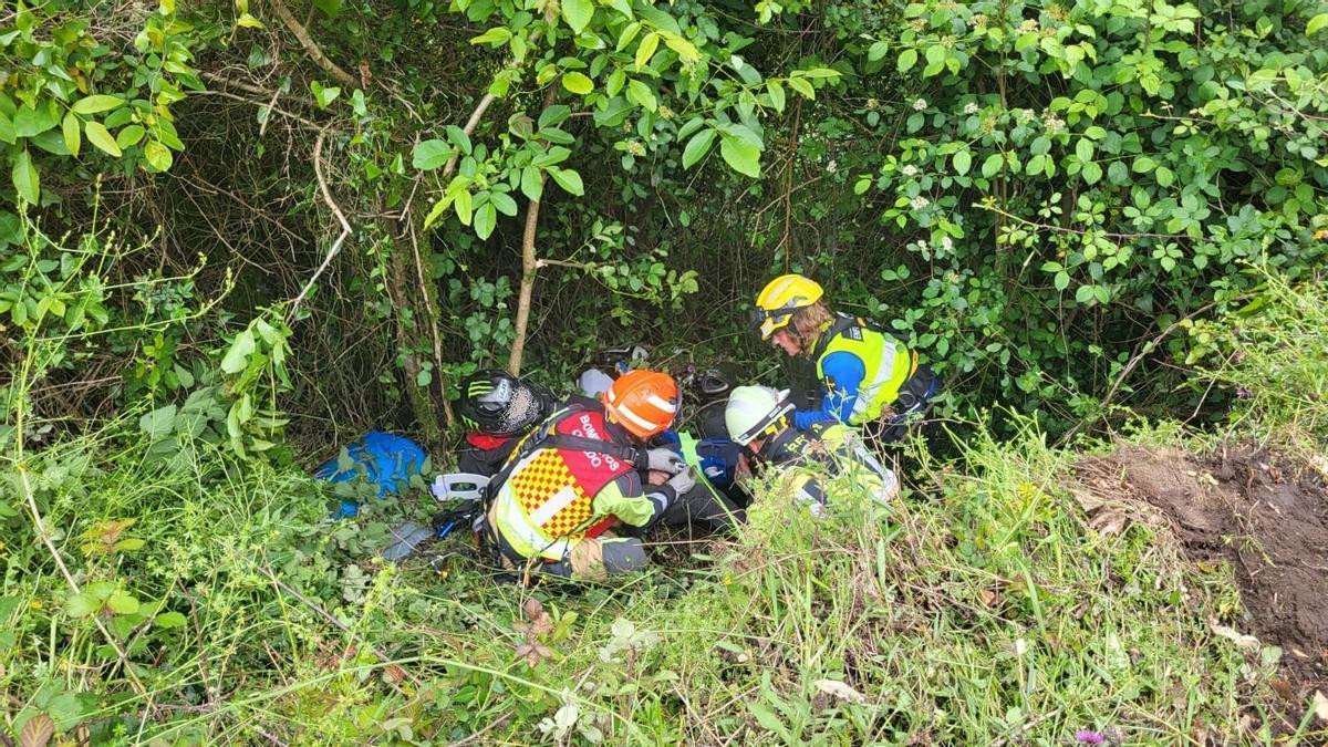 Bomberos y sanitarios durante las labores de rescate.
