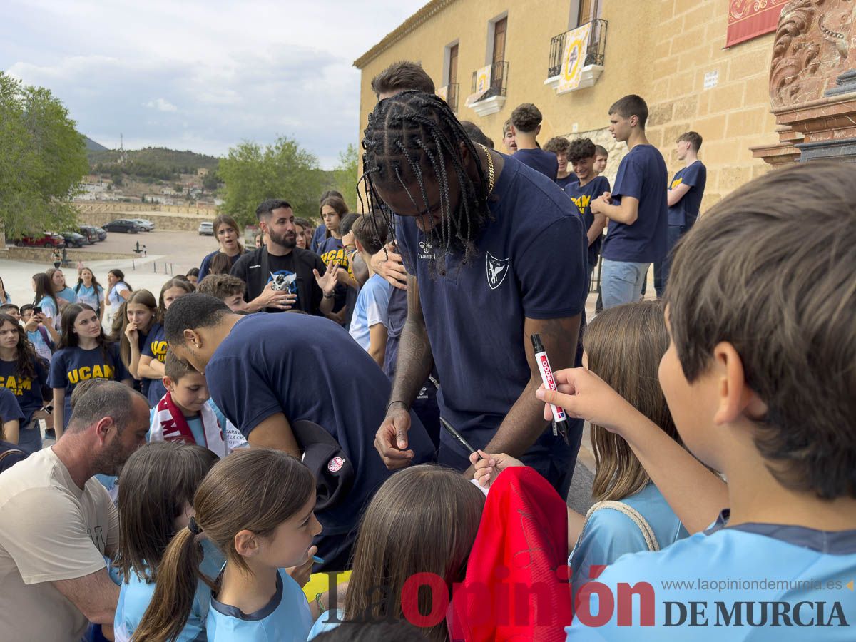 El UCAM de baloncesto peregrina a Caravaca de la Cruz en su Año Jubilar