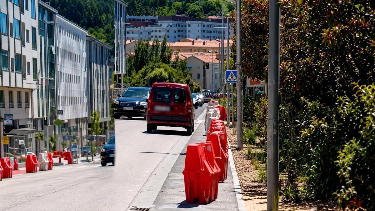 Un conductor circula en dirección contraria por el barrio de Pontepedriña