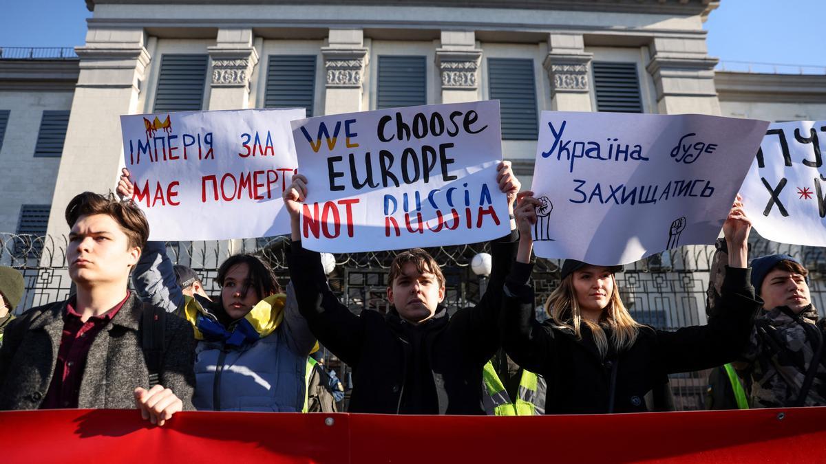Ciudadanos de Kiev protestan contra la decisión de Putin de reconocer el Donbás en el exterior de la embajada rusa en Ucrania, este martes.