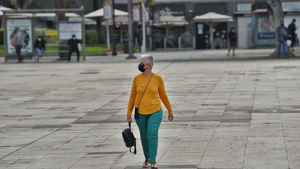 Una mujer pasea con mascarilla. | | JOSÉ CARLOS GUERRA