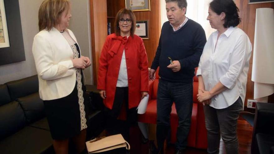 Miembros de A Feitiña reunidas con el alcalde y la concelleira de Cultura.  // Rafa Vázquez