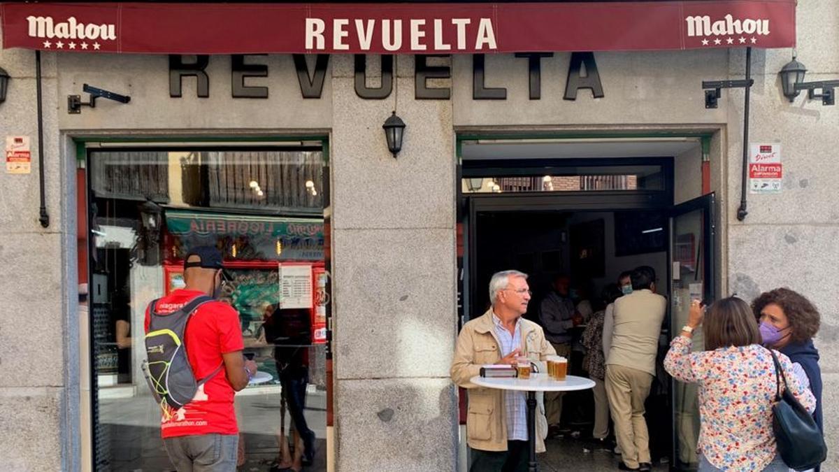 Clientes en la terraza exterior de Casa Revuelta (Madrid).