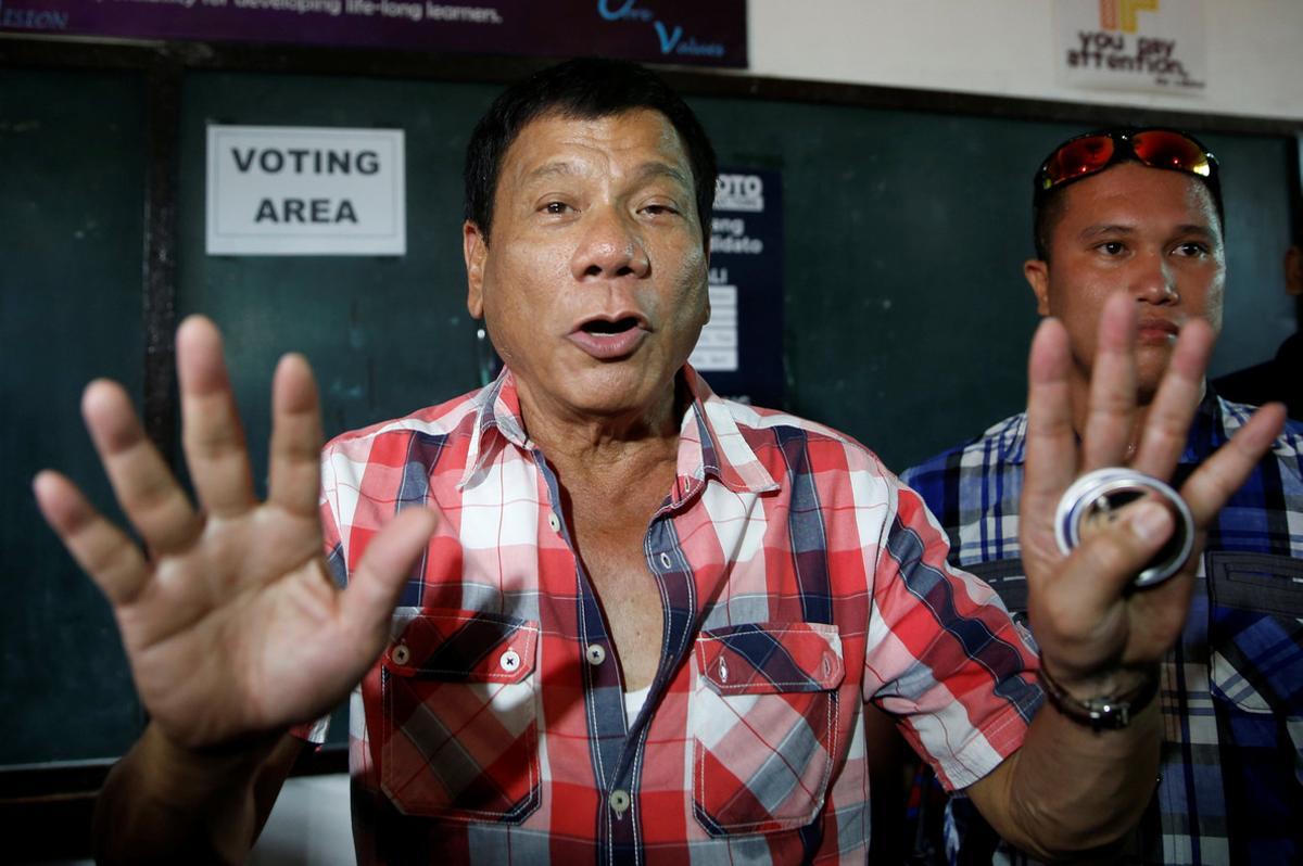 Presidential candidate Rodrigo Digong Duterte talks to the media before casting his vote at a polling precinct for national elections at Daniel Aguinaldo National High School in Davao city in southern Philippines, May 9, 2016.    REUTERS/Erik De Castro     TPX IMAGES OF THE DAY