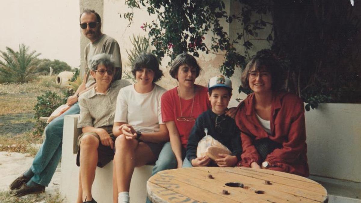 Beatriz Marsá Fajardo con sus hijos y su nieto en 1992, en Lanzarote. /