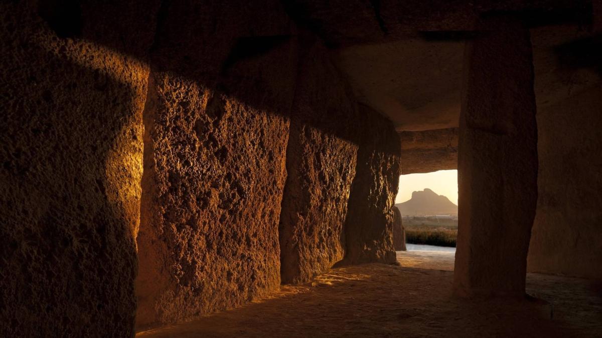 La Peña de los Enamorados desde el Dolmen de Menga.