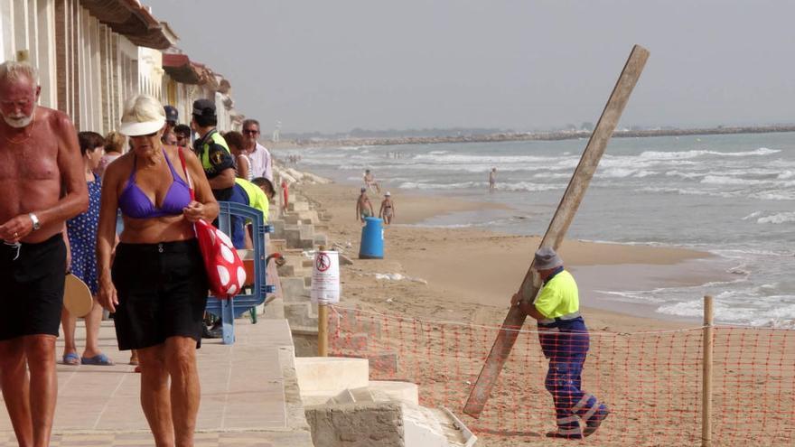 La playa fue acordonada el pasado lunes por una brigada municipal de Guardamar del Segura