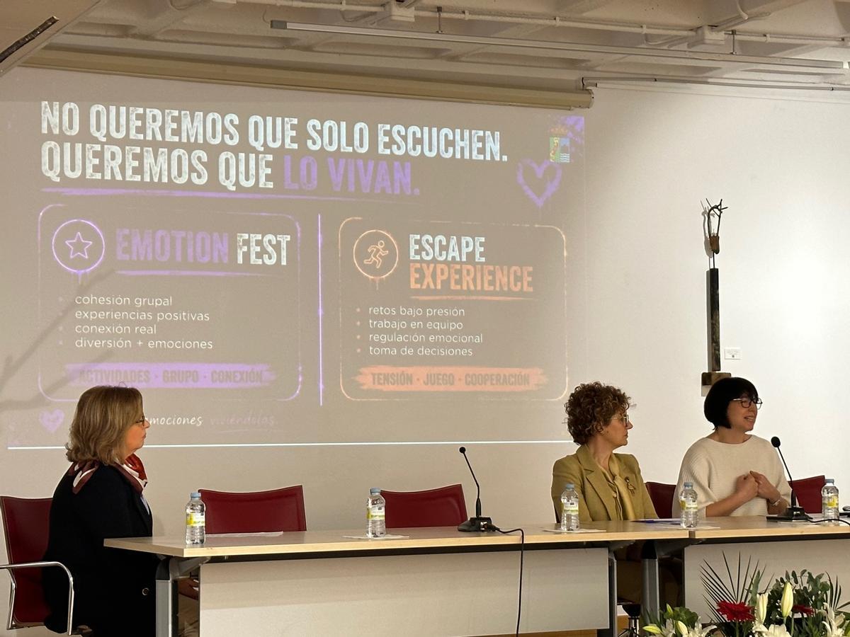 Un momento de la presentación del proyecto, en Navia.