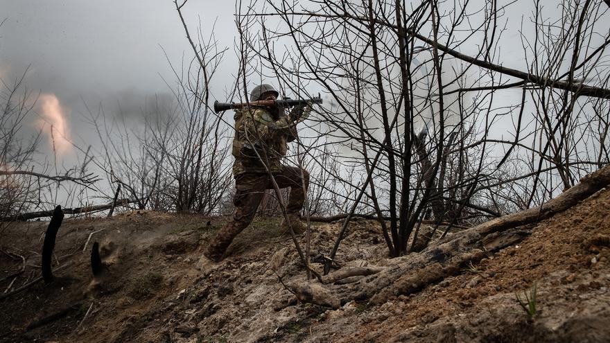 Un soldat ucraïnes llançant una granada propulsada als combatents russos a la regió del Donetsk. 20 de març del 20203