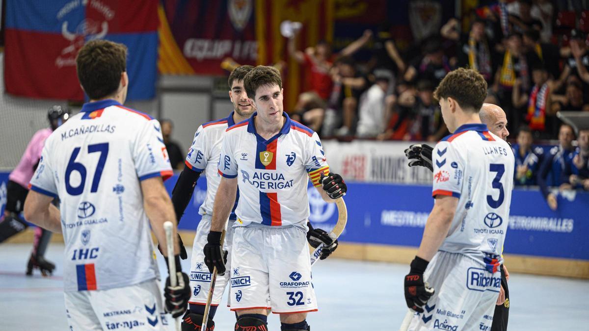 Els jugadors de l’Igualada Rigat celebren un gol en l’últim partit de la fase regular de l’OK Lliga a Les Comes contra el CP Voltregà, al qual van guanyar per 5-2