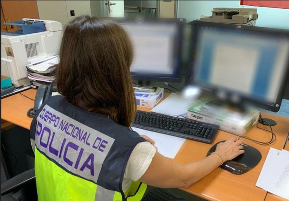 Una agente en la Comisaría de Elche