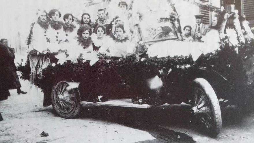 Una comparsa de muchachas a bordo de un lujoso automóvil.