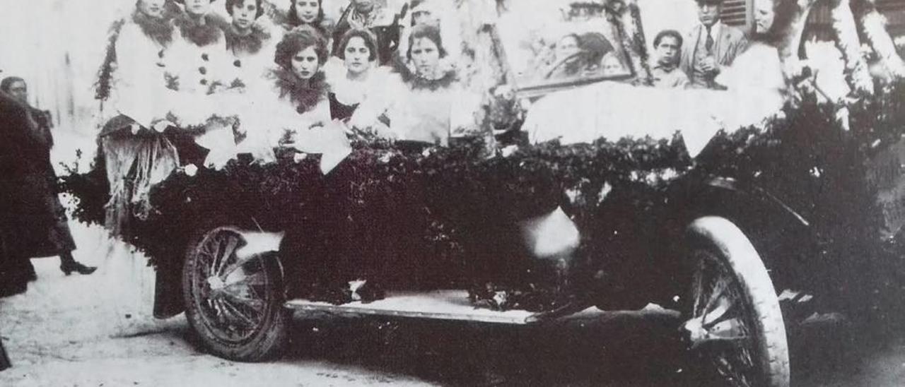 Una comparsa de muchachas a bordo de un lujoso automóvil.