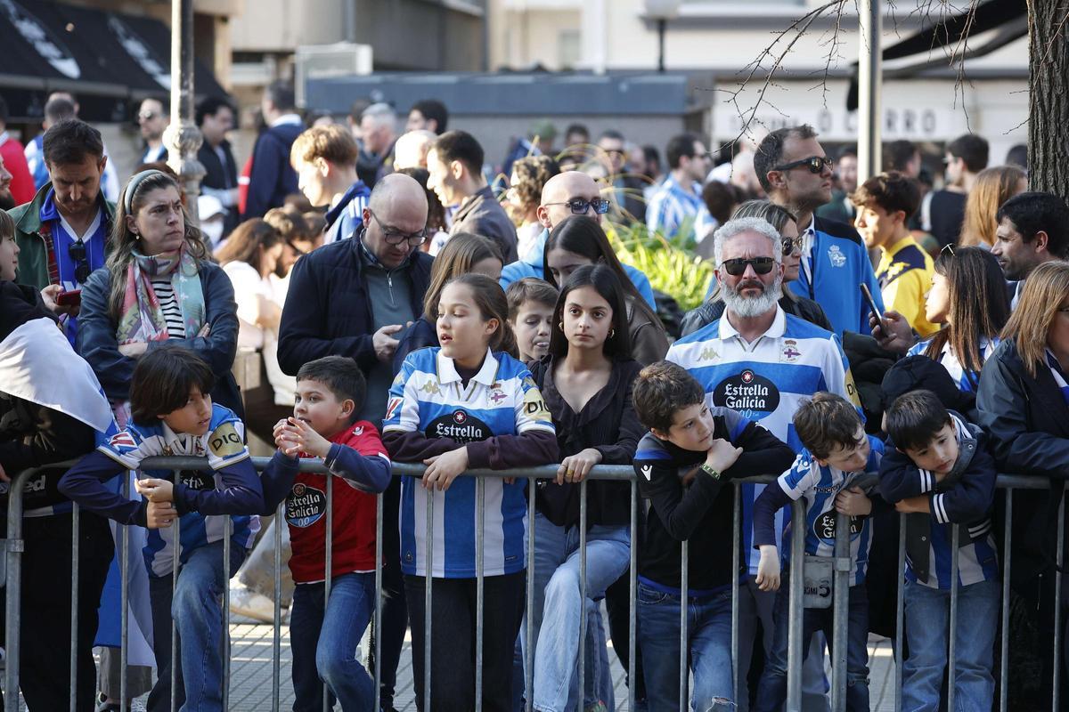 Así fue el recibimiento de la afición a la llegada del Deportivo en Riazor para el partido ante el Zaragoza