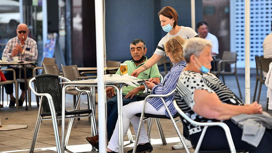 Una terraza en el centro de Marín. | // GUSTAVO SANTOS