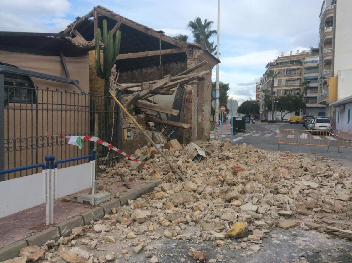 El Ayuntamiento reabre la avenida de la Estación tras el derrumbe de una casa