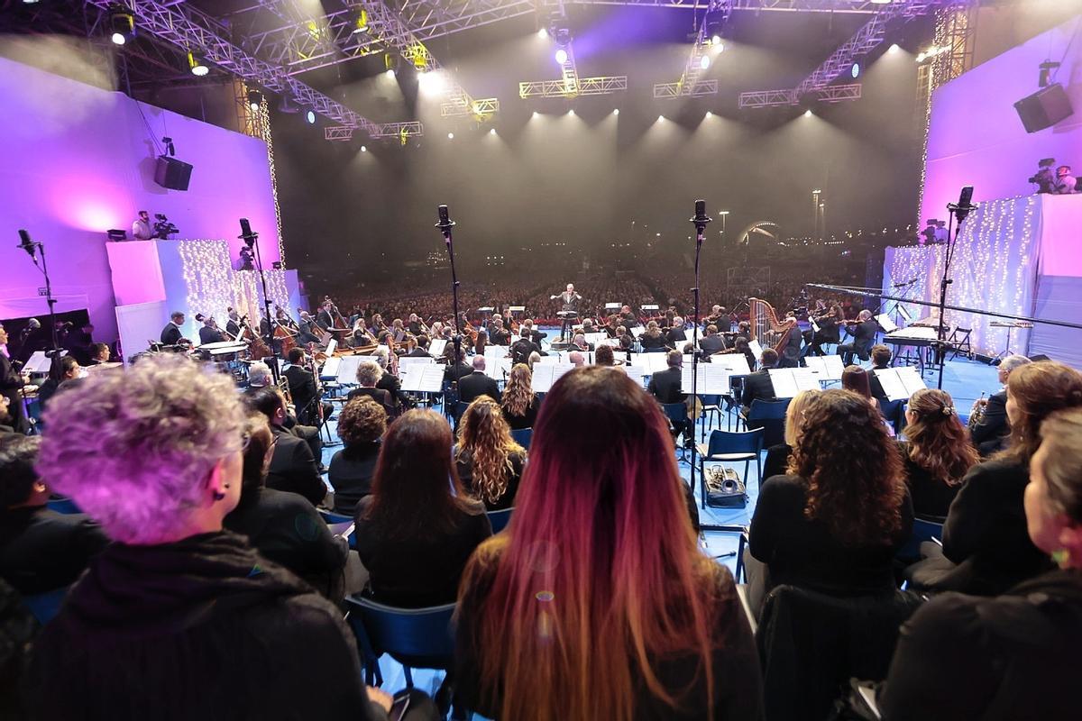 Explanada del Puerto de Santa Cruz donde se celebra el concierto de Navidad.
