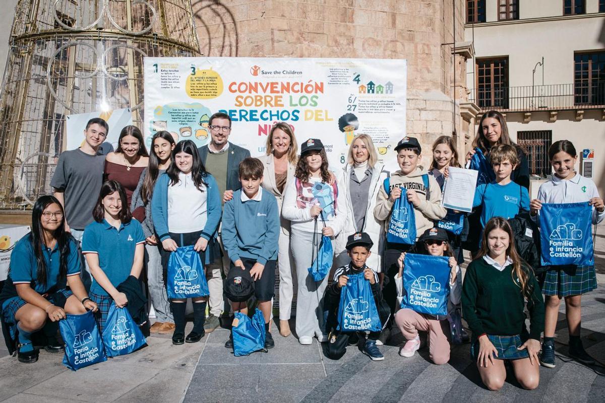 Carrasco, Vidal y Arquimbau, con los niños que  han leído los Derechos de la Infancia