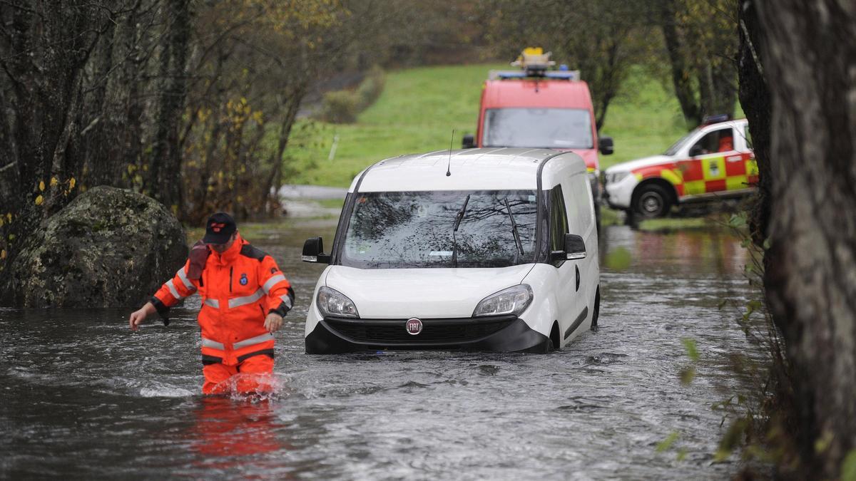 Operación de rescate de una furgoneta en la playa fluvial de Pozo do Boi, en Vilatuxe.