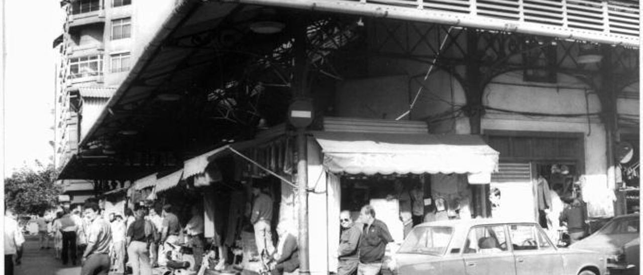 Exterior del mercado del Puerto en 1985, cuando los comercios de ropa aún llenaban sus laterales, en especial, Casa Ruperto. | | LP/DLP