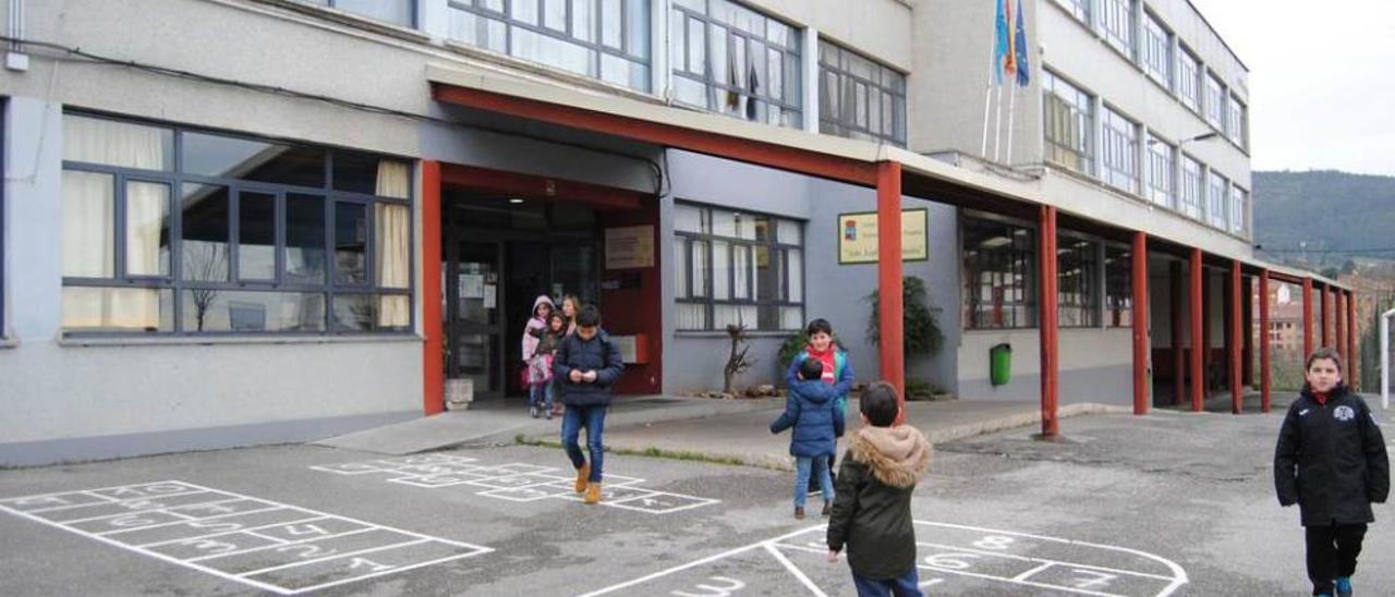 Niños jugando en el patio del colegio San José de Calasanz.