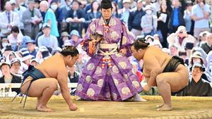Esta fotografía tomada el 15 de abril de 2019 muestra a los luchadores de sumo que participan en un honozumo, una exposición ceremonial de sumo, en los terrenos del Santuario Yasukuni en Tokio.