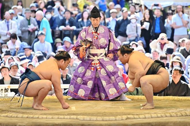 Esta fotografía tomada el 15 de abril de 2019 muestra a los luchadores de sumo que participan en un honozumo, una exposición ceremonial de sumo, en los terrenos del Santuario Yasukuni en Tokio.