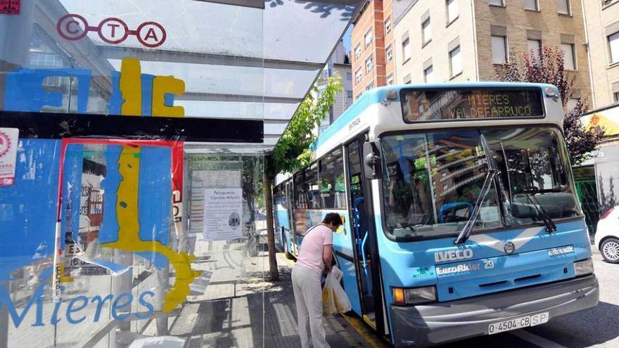 Un autobús de Emutsa, ayer, en la parada de la calle Manuel Llaneza.