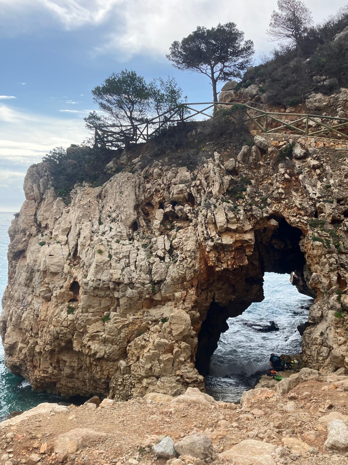 La Cova dels Arcs; en su interior está la entrada al río subterráneo