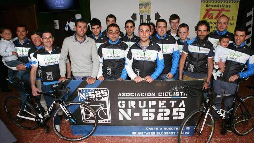 Imagen de los integrantes de la asociación ciclista con Marque y Mosquera.