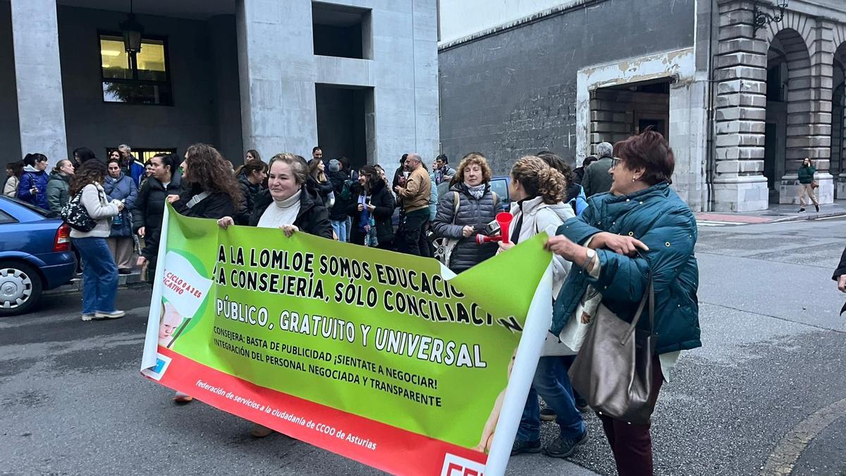 VÍDEO: Así fue la cacerolada de educadoras de las escuelinas en Oviedo