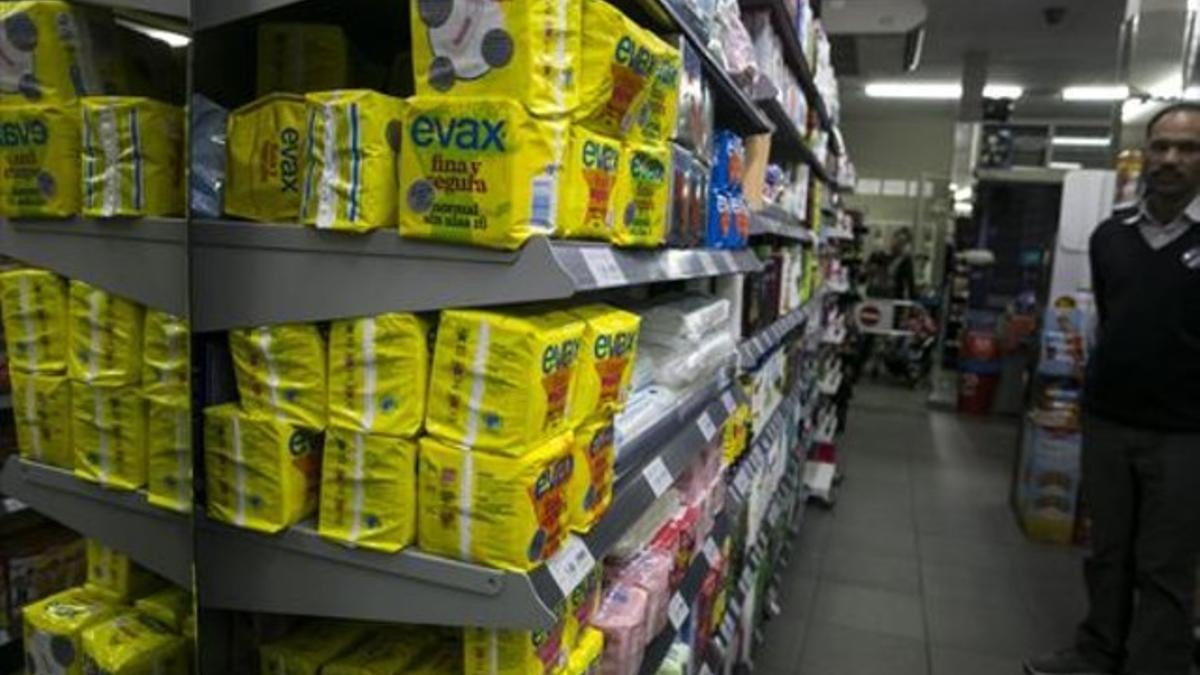 Una estantería con compresas, en un supermercado.