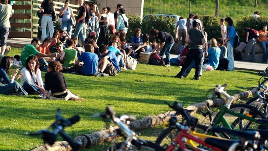 Estudiants i bicicletes en el campus de la Universitat de  Girona a Montilivi.