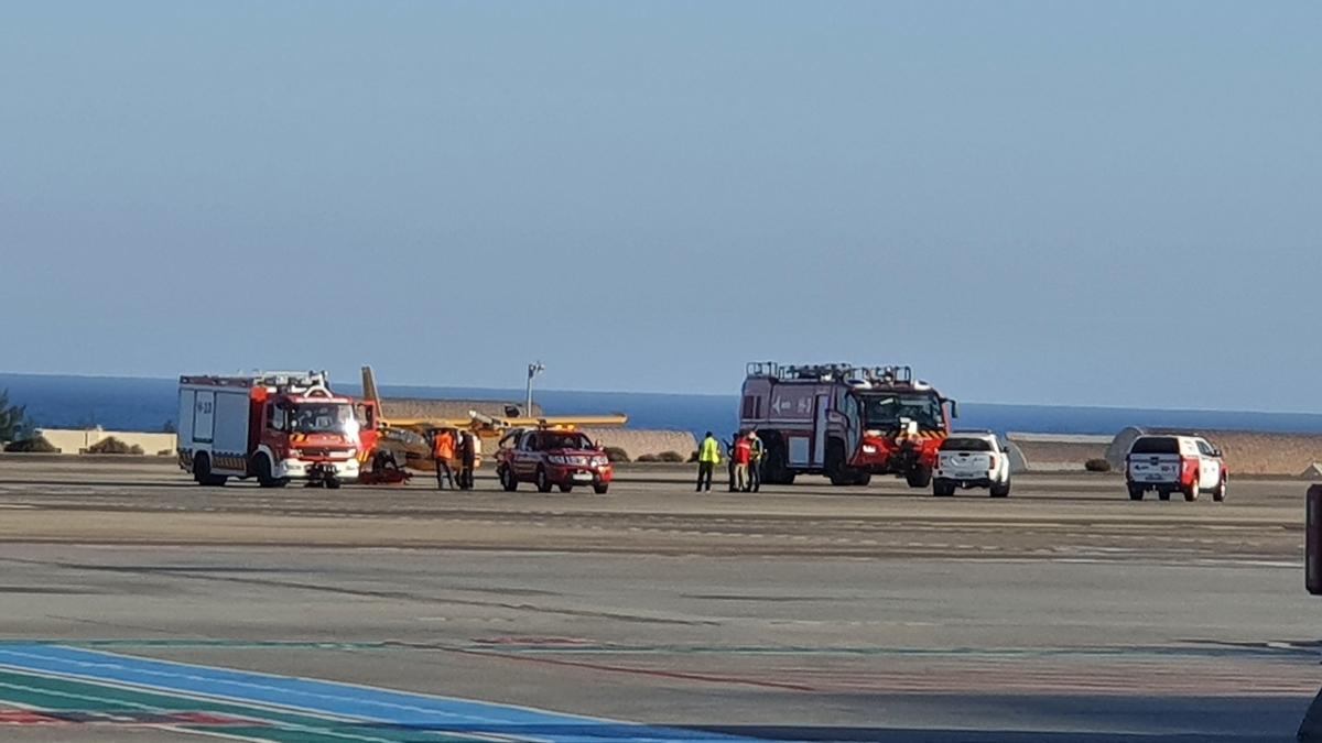 Imagen de los operarios retirando el aparato averiado en el aeropuerto grancanario