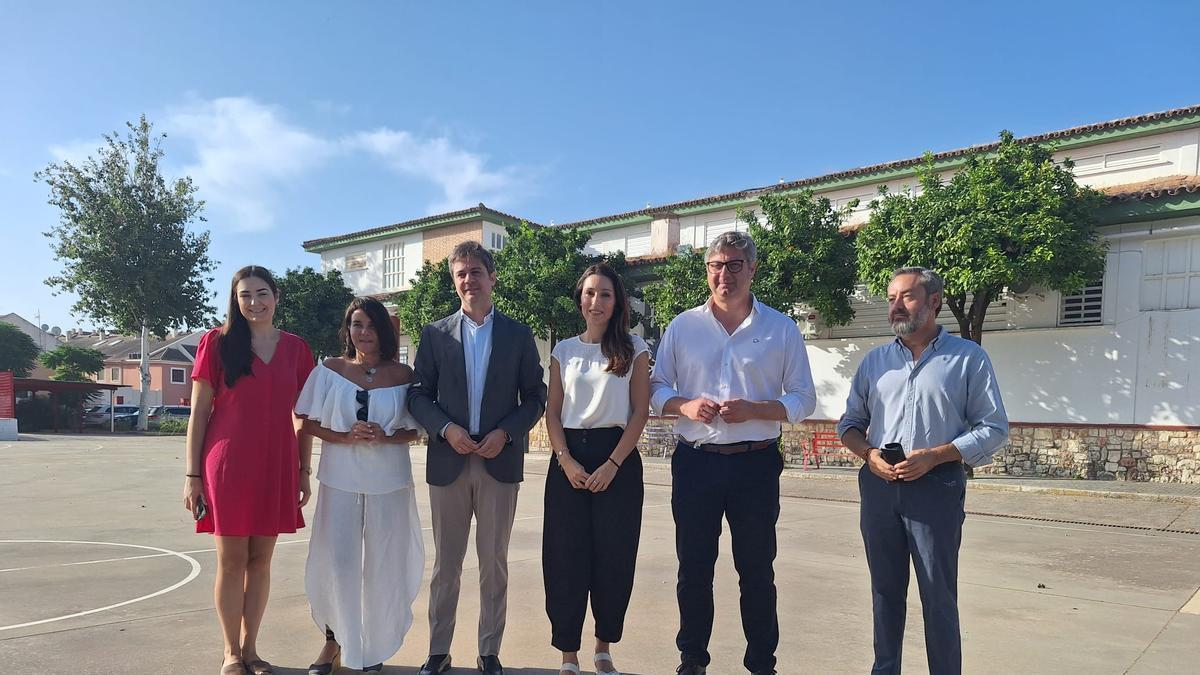 Diego Copé, con el alcalde, concejales y responsables del colegio Castillo Anzur de Puente Genil.