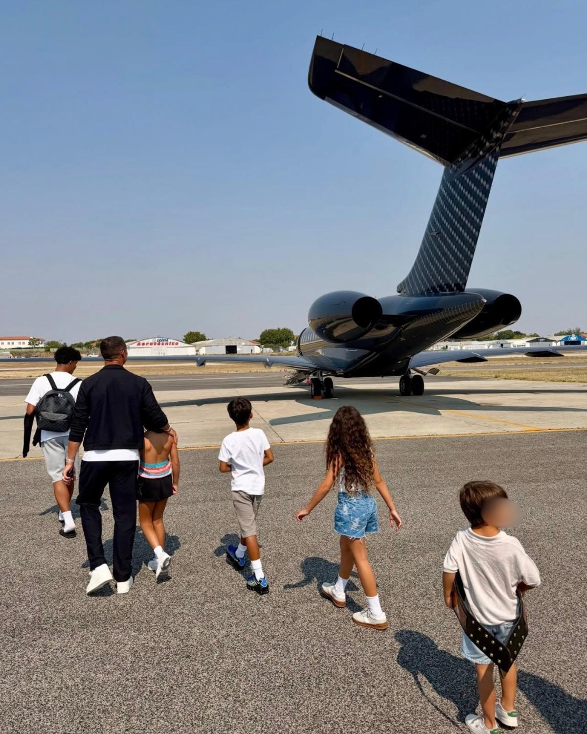 Cristiano Ronaldo junto a sus hijos subiéndose a su jet privado