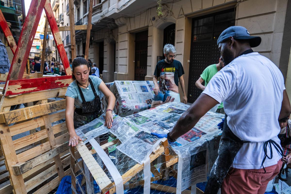 Vecinos del barrio de Gràcia, decoran las calles para sus fiestas