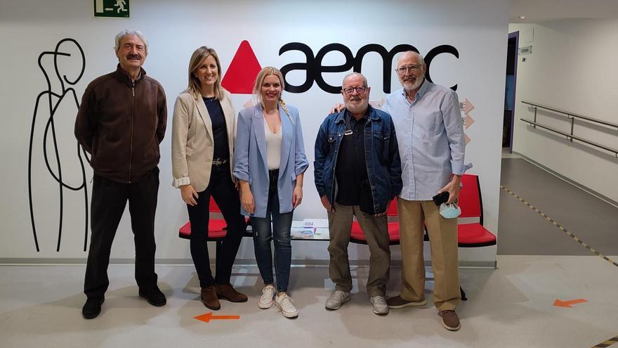 Pepe Gómez, Pepe Queral y Vicente Varella, en representación de la Asociación Provincial de Fútbol de Veteranos (APFV), reunidos con Rosa María Torres y Jessica Van Kerckhoven en las dependencias de la Associació d’Esclerosi Múltiple de Castelló en la capital de la Plana, el día del anuncio del evento deportivo.