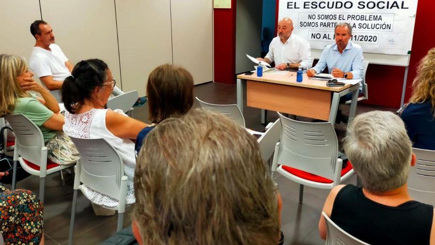 Guzmán Pendás y Ángel Luis Benavente, en la reunión con los propietarios de viviendas. |