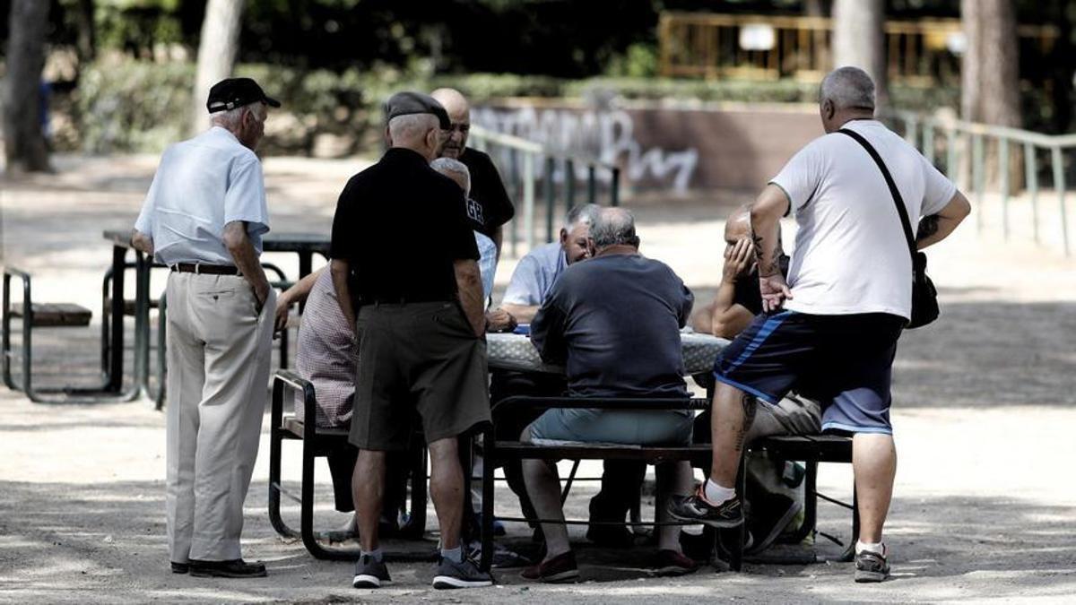 Foto de varios pensionistas en un parque.