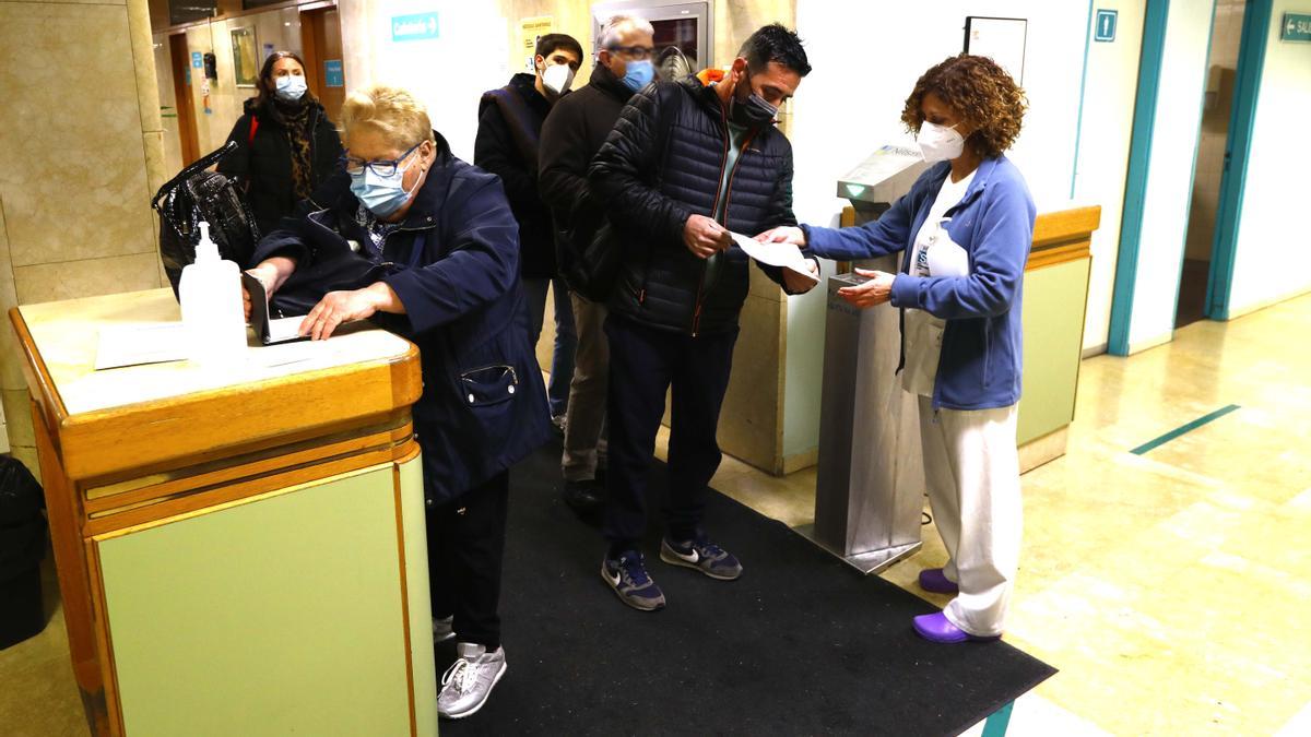 Un grupo de zaragozanos presenta el pasaporte covid para acceder al hospital Miguel Servet de Zaragoza.
